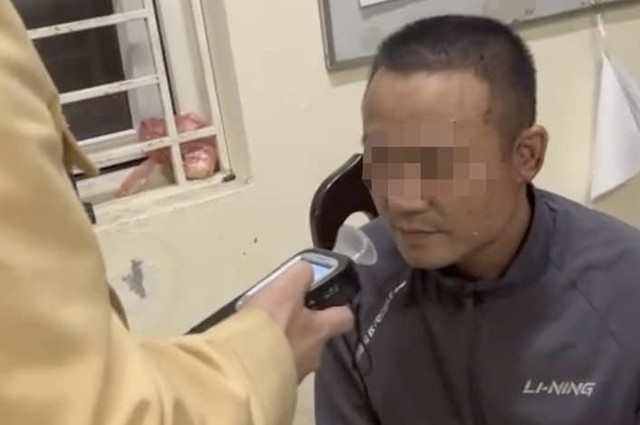 Tạm giữ hình sự lái xe bán tải dương tính với ma tuý, gây tai nạn liên hoàn trên phố Hà Nội- Ảnh 1.