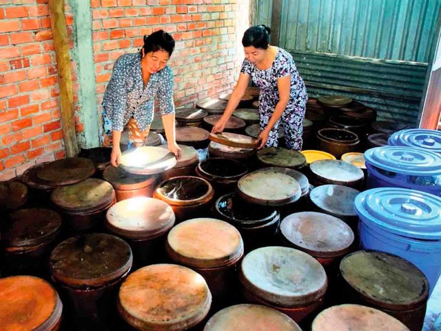 Khách Tây trầm trồ trước món đặc sản của 