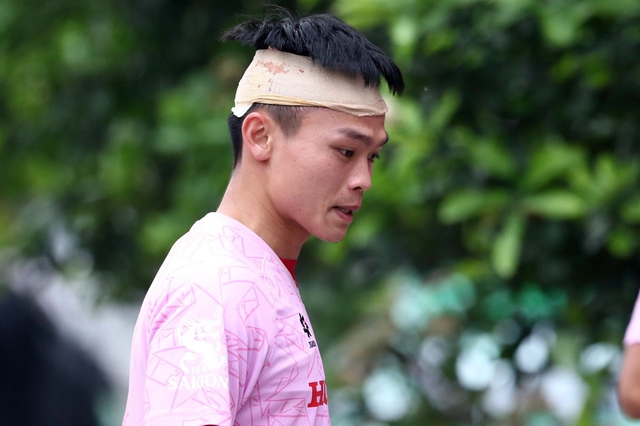 Công Phượng chưa được tập luyện cùng Văn Toàn; tuyển thủ U23 Việt Nam chảy máu đầu trong buổi tập- Ảnh 3. Công Phượng chưa được tập luyện cùng Văn Toàn; tuyển thủ U23 Việt Nam chảy máu đầu trong buổi tập- Ảnh 3.