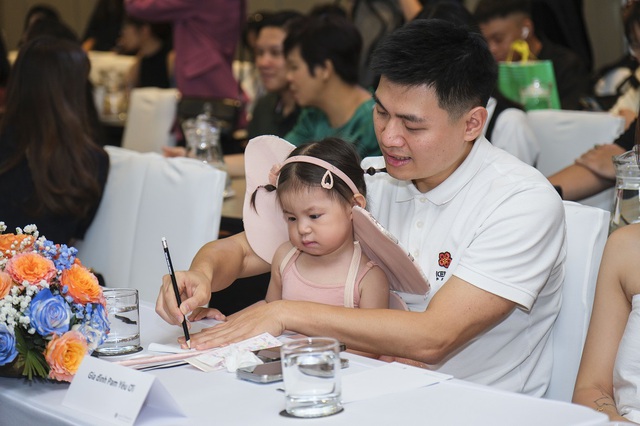 Em bé quốc dân 