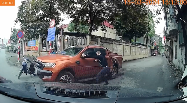 Tài xế bán tải khai lý do chạy trốn lực lượng công an, đâm liên hoàn trên phố Hà Nội- Ảnh 2. Tài xế bán tải khai lý do chạy trốn lực lượng công an, đâm liên hoàn trên phố Hà Nội- Ảnh 2.