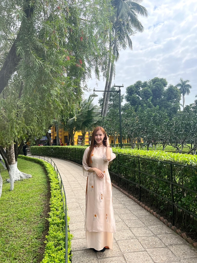 Treo 51 tấm huy chương trước cửa nhà, cô gái bán lạp xưởng khiến cả phố chú ý, danh tính gây bất ngờ - Ảnh 8.