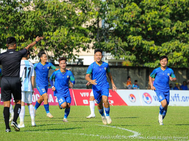 Con trai Quang Hải liên tục tạo Con trai Quang Hải liên tục tạo