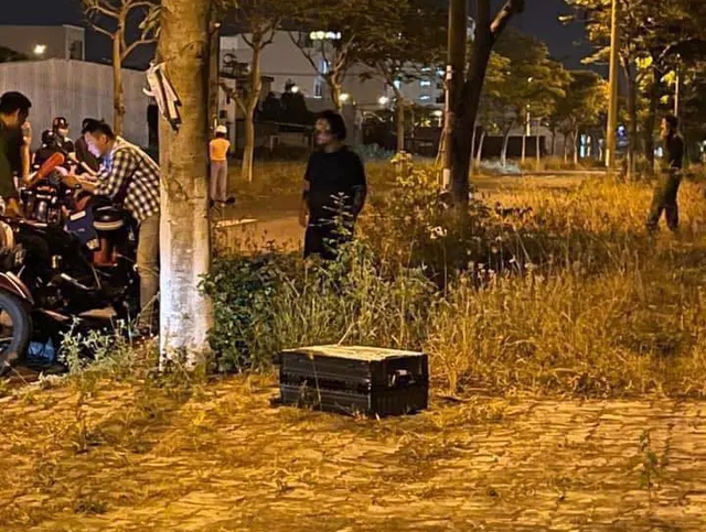 Bất ngờ bên trong chiếc vali lạ trên vỉa hè khiến công an quân đội phải phong tỏa một tuyến đường- Ảnh 1. Bất ngờ bên trong chiếc vali lạ trên vỉa hè khiến công an quân đội phải phong tỏa một tuyến đường- Ảnh 1.