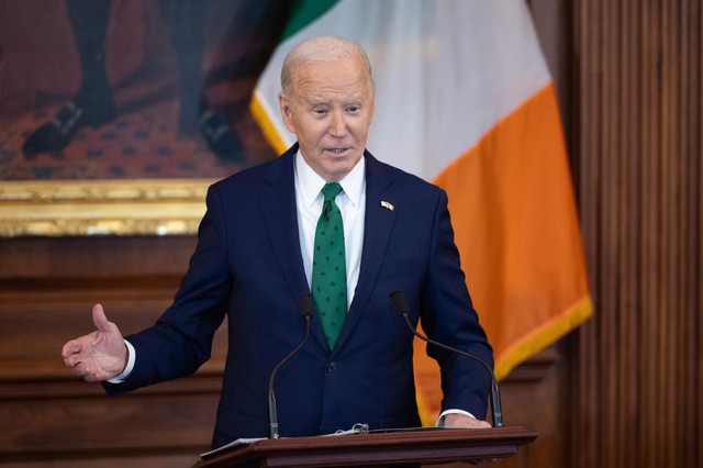 Ông Biden châm biếm đối thủ Trump: 'Quá già, đầu óc không phù hợp để làm tổng thống'- Ảnh 1. Ông Biden châm biếm đối thủ Trump: 'Quá già, đầu óc không phù hợp để làm tổng thống'- Ảnh 1.