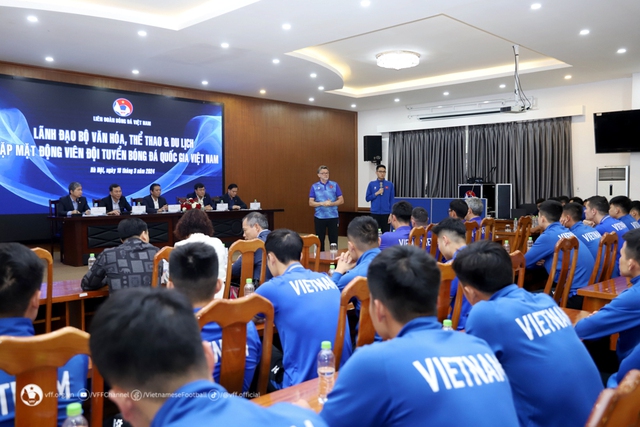 HLV Troussier nói lời xúc động trước giờ phải 
