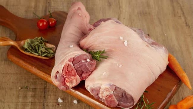 Đi chợ nên mua chân giò trước hay sau? Cách phân biệt, chọn mua chân giò tươi ngon- Ảnh 2.