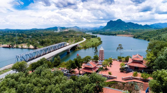 Dòng sông bắt nguồn từ dãy Trường Sơn: Gắn với Dòng sông bắt nguồn từ dãy Trường Sơn: Gắn với