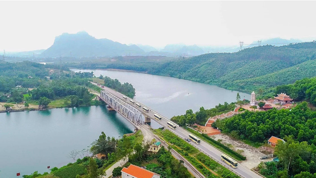 Dòng sông bắt nguồn từ dãy Trường Sơn: Gắn với 