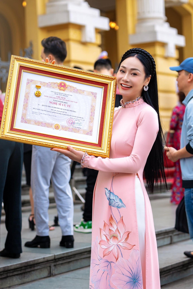 Nữ NSƯT là 