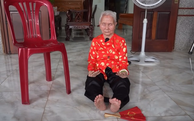 Cụ bà 102 tuổi vẫn hít đất ở Bình Phước: Ngày tập thể dục 3 tiếng, mấy năm không phải uống viên thuốc nào- Ảnh 5. Cụ bà 102 tuổi vẫn hít đất ở Bình Phước: Ngày tập thể dục 3 tiếng, mấy năm không phải uống viên thuốc nào- Ảnh 5.