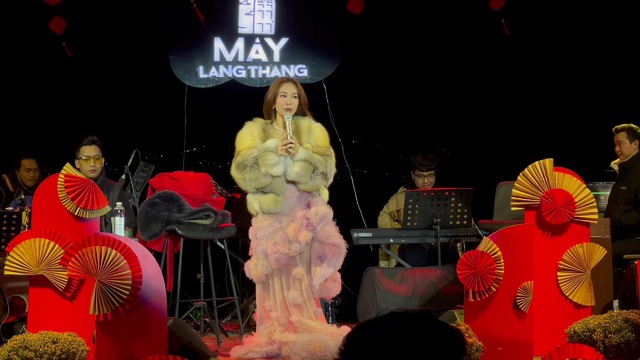 Uyên Linh: "Tôi không được học nhạc từ nhỏ, không có căn bản về nhạc, đôi khi tủi thân"- Ảnh 1. Uyên Linh: "Tôi không được học nhạc từ nhỏ, không có căn bản về nhạc, đôi khi tủi thân"- Ảnh 1.