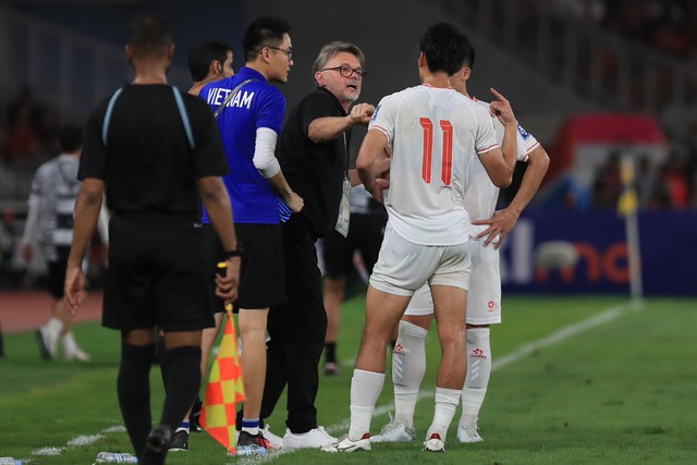 Fans ĐNÁ đổ xô chúc mừng Indonesia, fans Việt Nam buông lời cay đắng với HLV Troussier- Ảnh 1.