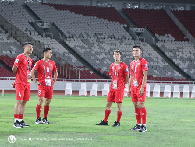 Đội tuyển Việt Nam bị CĐV quá khích Indonesia Đội tuyển Việt Nam bị CĐV quá khích Indonesia