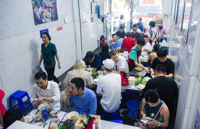 Quán bún chả cựu Tổng thống Obama từng tới ăn 8 năm trước: Nhất định không thay đổi một thứ- Ảnh 4. Quán bún chả cựu Tổng thống Obama từng tới ăn 8 năm trước: Nhất định không thay đổi một thứ- Ảnh 4.