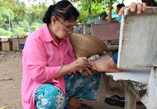 Nữ nghệ sĩ làm chủ cả đoàn hát, mất trắng tài sản, U70 không chồng con, dọn vệ sinh, đấm bóp mưu sinh- Ảnh 4. Nữ nghệ sĩ làm chủ cả đoàn hát, mất trắng tài sản, U70 không chồng con, dọn vệ sinh, đấm bóp mưu sinh- Ảnh 4.