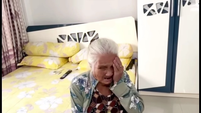 Nghệ sĩ Hồng Sáp tuổi U90 bật khóc vì được cho 100 đô: Nghệ sĩ Hồng Sáp tuổi U90 bật khóc vì được cho 100 đô: