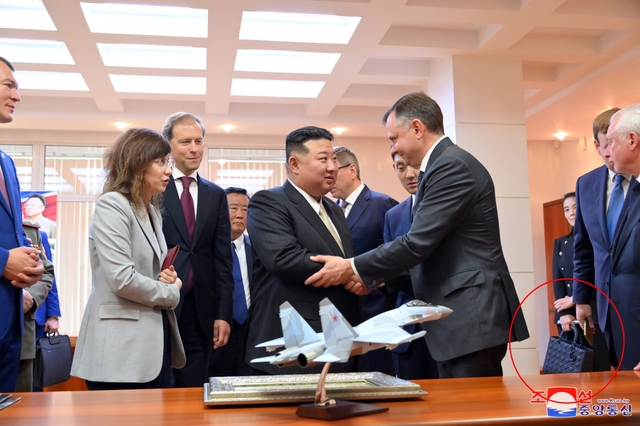 Chiếc túi em gái ông Kim Jong Un mang sang Nga có gì lạ mà Ủy ban cấm vận LHQ phải vào cuộc?- Ảnh 1. Chiếc túi em gái ông Kim Jong Un mang sang Nga có gì lạ mà Ủy ban cấm vận LHQ phải vào cuộc?- Ảnh 1.