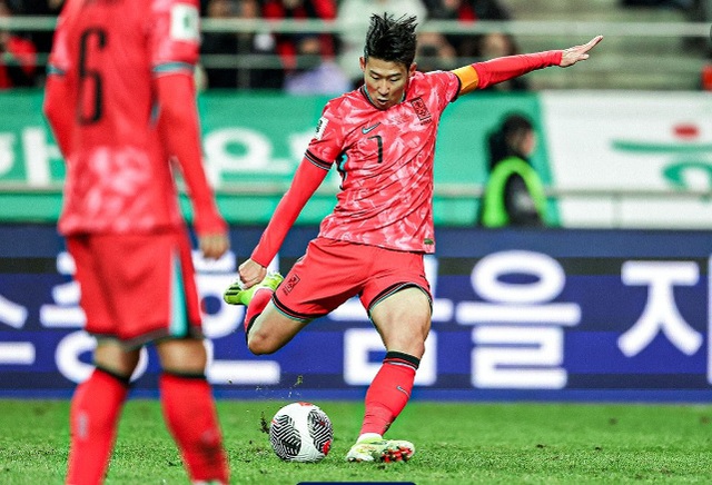 TRỰC TIẾP Hàn Quốc 1-1 Thái Lan: Thái Lan nhận cái kết vỡ oà sau màn trình diễn đầy quả cảm- Ảnh 1. TRỰC TIẾP Hàn Quốc 1-1 Thái Lan: Thái Lan nhận cái kết vỡ oà sau màn trình diễn đầy quả cảm- Ảnh 1.