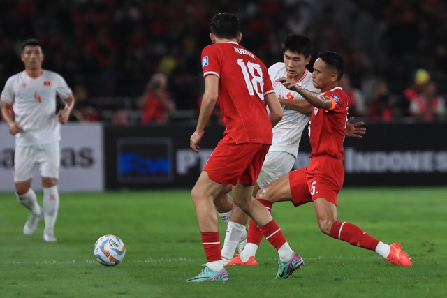 Trò trẻ lại dính lỗi nặng. HLV Troussier khiến tuyển Việt Nam nối dài 