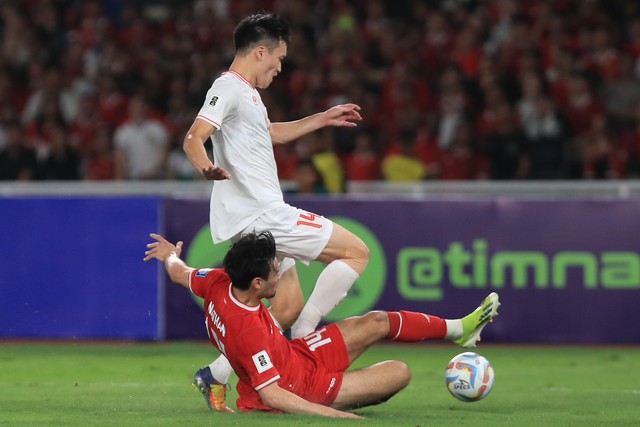 Trò trẻ lại dính lỗi nặng. HLV Troussier khiến tuyển Việt Nam nối dài 