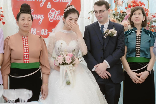 Gia đình chú rể Mỹ đội khăn Piêu, đem tráp lễ tới rước cô gái dân tộc, đám cưới xôn xao một vùng- Ảnh 6.