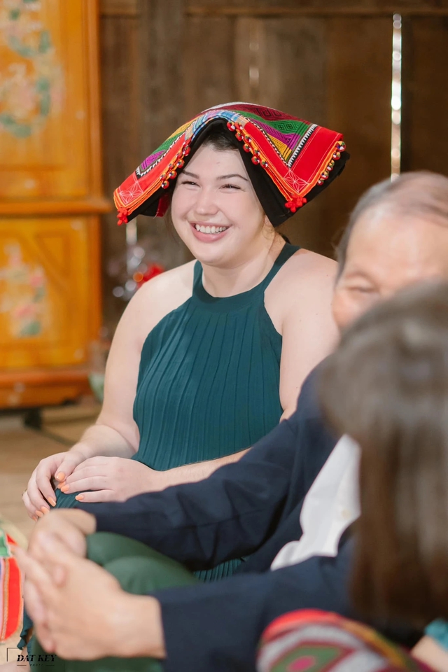 Gia đình chú rể Mỹ đội khăn Piêu, đem tráp lễ tới rước cô gái dân tộc, đám cưới xôn xao một vùng- Ảnh 3.