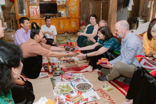 Gia đình chú rể Mỹ đội khăn Piêu, đem tráp lễ tới rước cô gái dân tộc, đám cưới xôn xao một vùng- Ảnh 1.