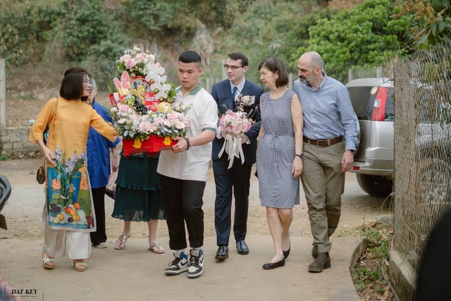 Gia đình chú rể Mỹ đội khăn Piêu, đem tráp lễ tới rước cô gái dân tộc, đám cưới xôn xao một vùng- Ảnh 8. Gia đình chú rể Mỹ đội khăn Piêu, đem tráp lễ tới rước cô gái dân tộc, đám cưới xôn xao một vùng- Ảnh 8.