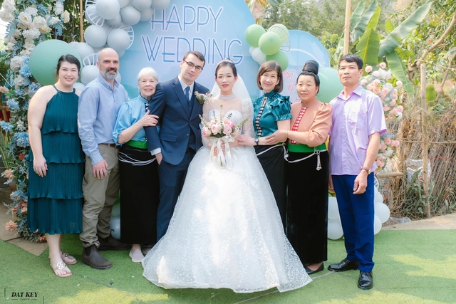 Gia đình chú rể Mỹ đội khăn Piêu, đem tráp lễ tới rước cô gái dân tộc, đám cưới xôn xao một vùng- Ảnh 2. Gia đình chú rể Mỹ đội khăn Piêu, đem tráp lễ tới rước cô gái dân tộc, đám cưới xôn xao một vùng- Ảnh 2.