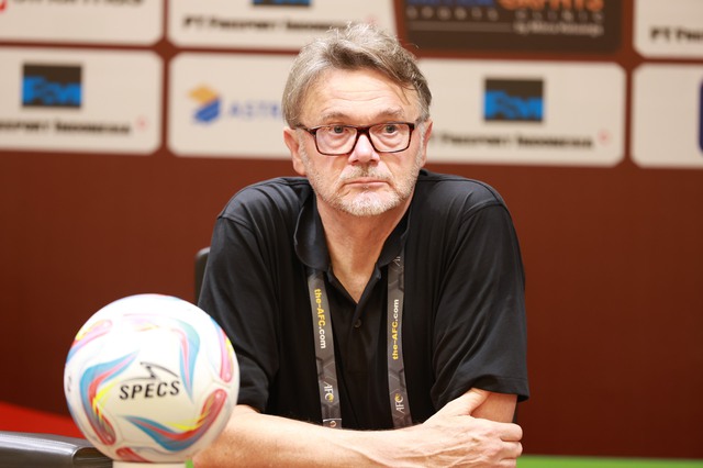 HLV Troussier sa lầy cùng ĐT Việt Nam, nguyên nhân bởi… cách ứng xử?- Ảnh 2. HLV Troussier sa lầy cùng ĐT Việt Nam, nguyên nhân bởi… cách ứng xử?- Ảnh 2.