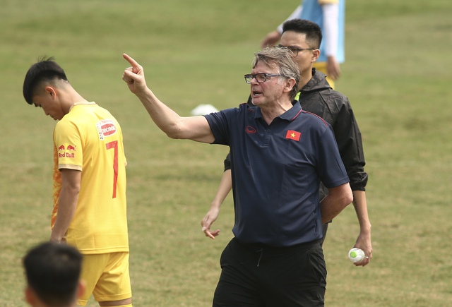 ĐT Việt Nam khủng hoảng, vì sao chưa thể vội sa thải HLV Troussier?- Ảnh 1.