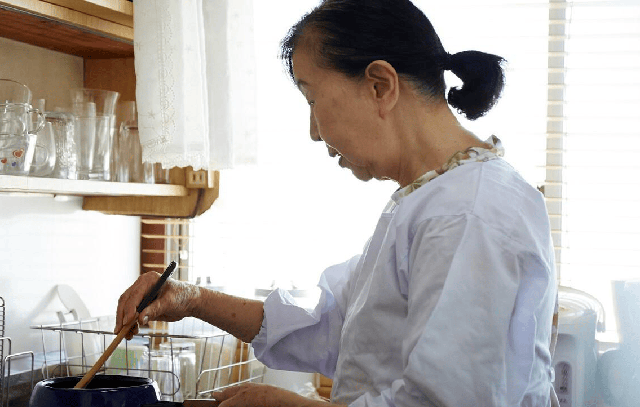 Chăm mẹ chồng 7 năm, nhưng bà mang lương hưu Chăm mẹ chồng 7 năm, nhưng bà mang lương hưu