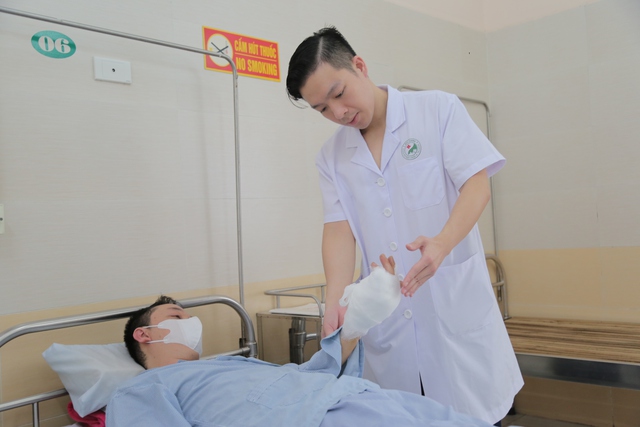 Nam tài xế suýt mất ngón tay do bị điện giật- Ảnh 2. Nam tài xế suýt mất ngón tay do bị điện giật- Ảnh 2.