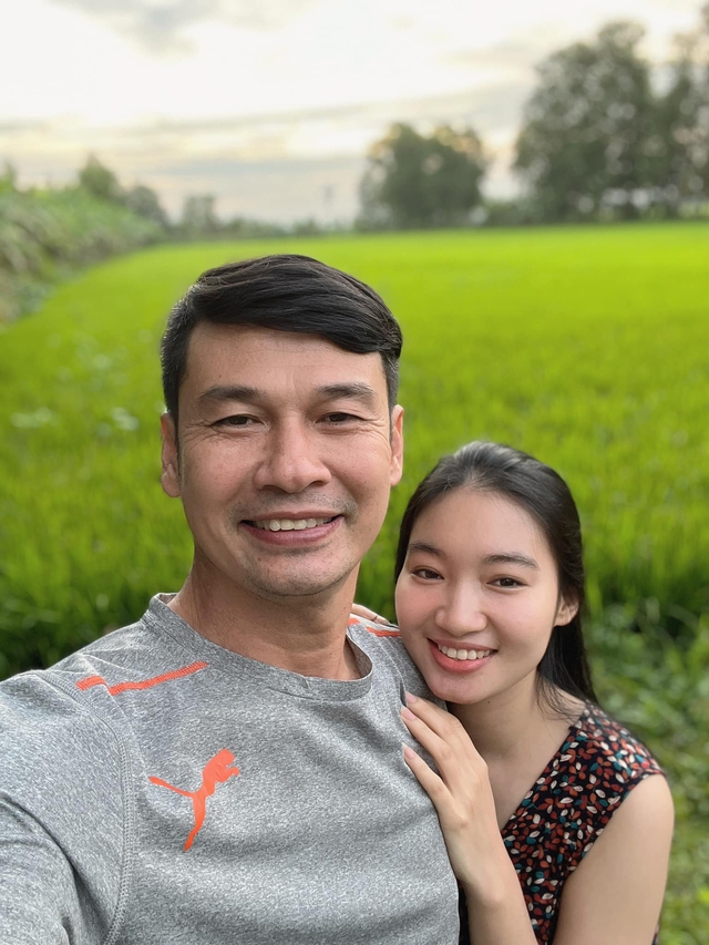 2 nam nghệ sĩ cưới vợ xinh đẹp, kém gần 30 tuổi, U60 chưa có con chung vẫn hạnh phúc, mặn nồng- Ảnh 1. 2 nam nghệ sĩ cưới vợ xinh đẹp, kém gần 30 tuổi, U60 chưa có con chung vẫn hạnh phúc, mặn nồng- Ảnh 1.