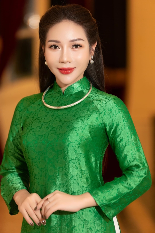 Nữ ca sĩ có quân hàm Thiếu úy: Nhan sắc nóng bỏng, chất giọng cá tính- Ảnh 1.