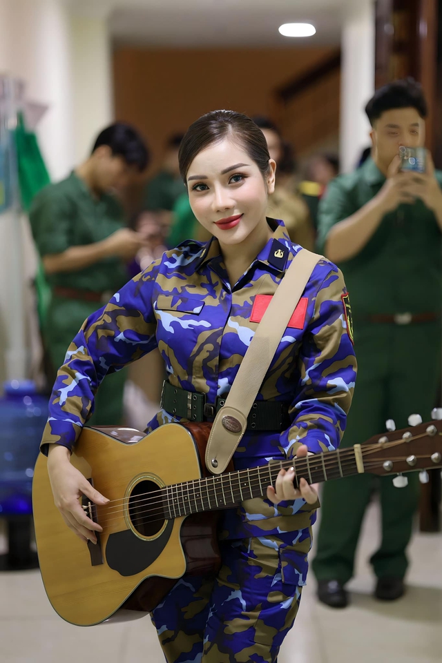 Nữ ca sĩ có quân hàm Thiếu úy: Nhan sắc nóng bỏng, chất giọng cá tính- Ảnh 12. Nữ ca sĩ có quân hàm Thiếu úy: Nhan sắc nóng bỏng, chất giọng cá tính- Ảnh 12.