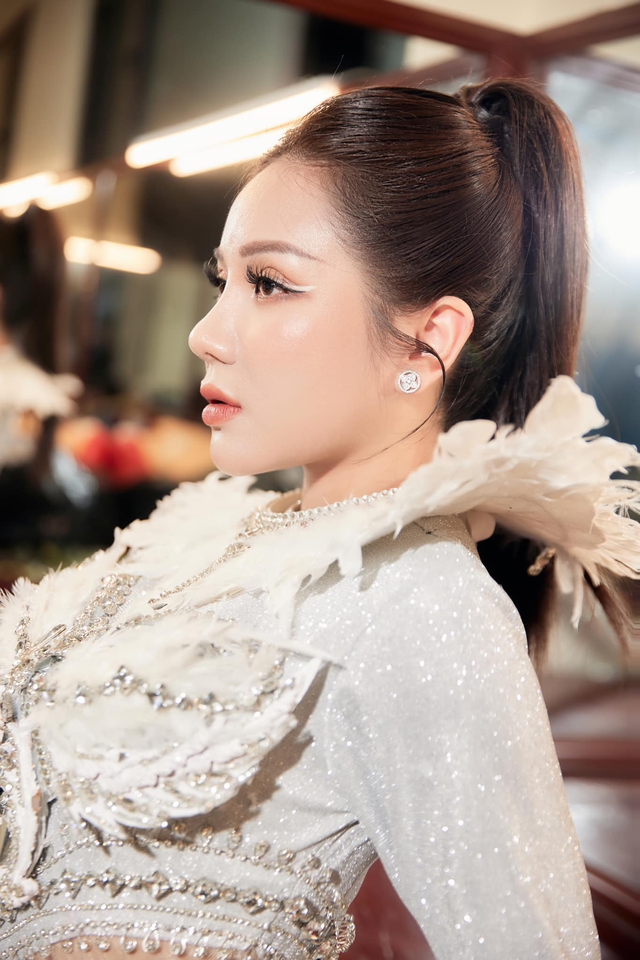 Nữ ca sĩ có quân hàm Thiếu úy: Nhan sắc nóng bỏng, chất giọng cá tính- Ảnh 6. Nữ ca sĩ có quân hàm Thiếu úy: Nhan sắc nóng bỏng, chất giọng cá tính- Ảnh 6.