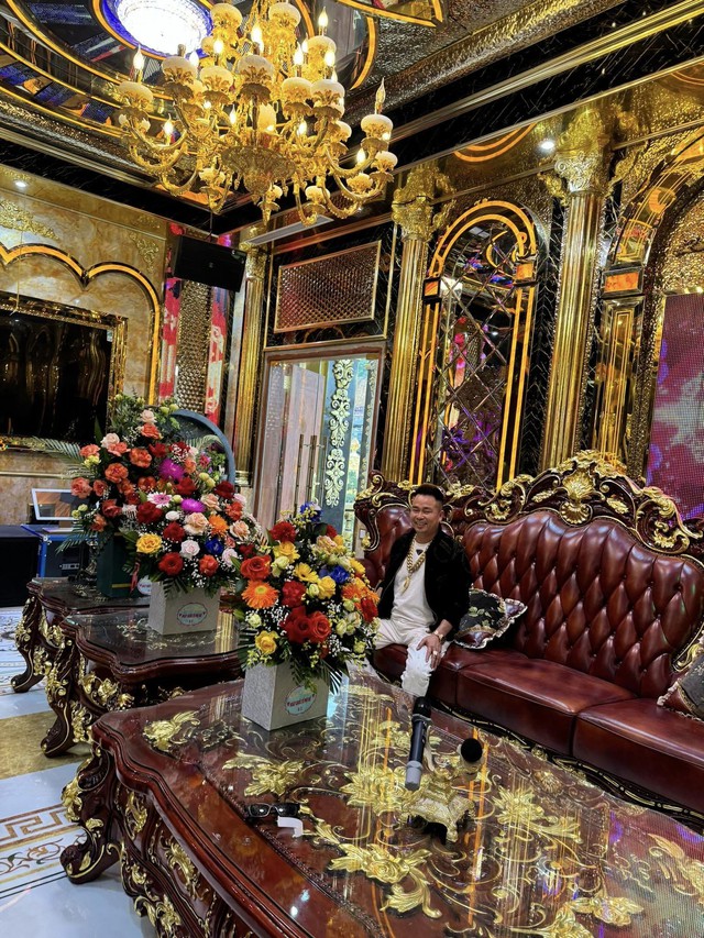 “Đại gia đồng nát” mở cửa lâu đài 100 tỷ cho bà con vào xem, ngày đón 300 người, có cả khách Tây- Ảnh 9. “Đại gia đồng nát” mở cửa lâu đài 100 tỷ cho bà con vào xem, ngày đón 300 người, có cả khách Tây- Ảnh 9.