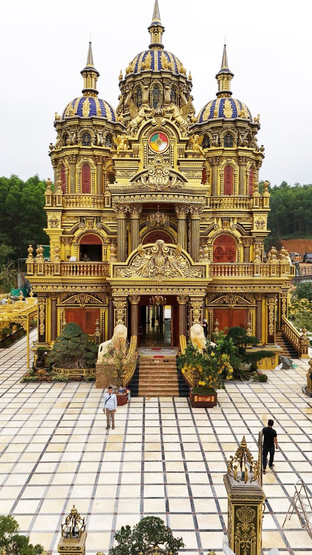 “Đại gia đồng nát” mở cửa lâu đài 100 tỷ cho bà con vào xem, ngày đón 300 người, có cả khách Tây- Ảnh 1.