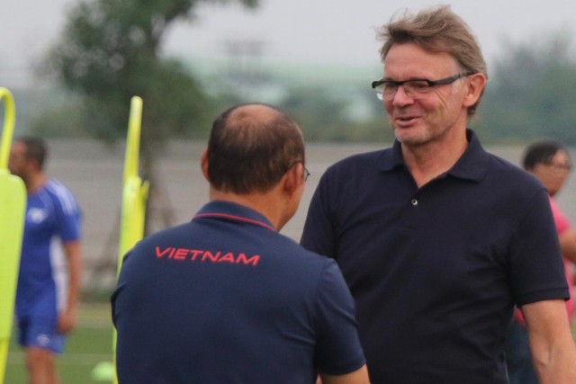 HLV Troussier ra đi, vì sao HLV Park Hang-seo khó trở lại 