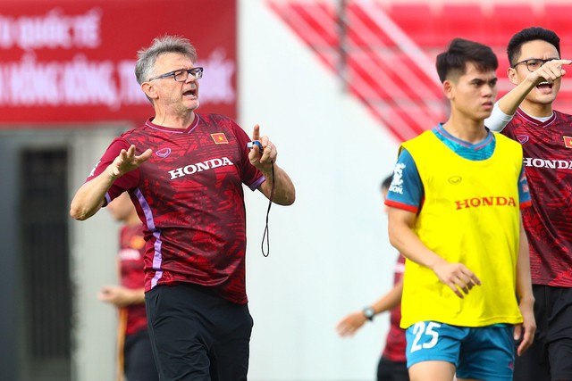 HLV Troussier có đóng góp quan trọng nào trong một năm dẫn dắt đội tuyển Việt Nam?- Ảnh 1. HLV Troussier có đóng góp quan trọng nào trong một năm dẫn dắt đội tuyển Việt Nam?- Ảnh 1.