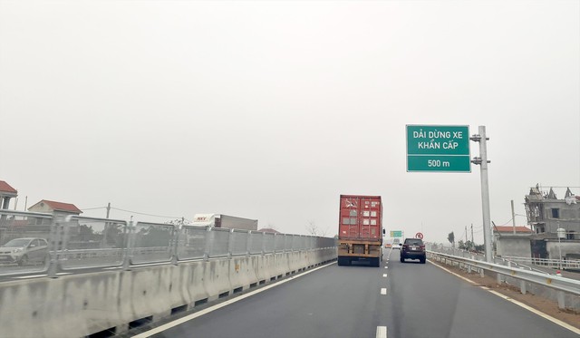 Không chỉ đặt biển cảnh báo, đây là những điều cần làm khi dừng khẩn cấp trên cao tốc để tránh tai nạn- Ảnh 1.