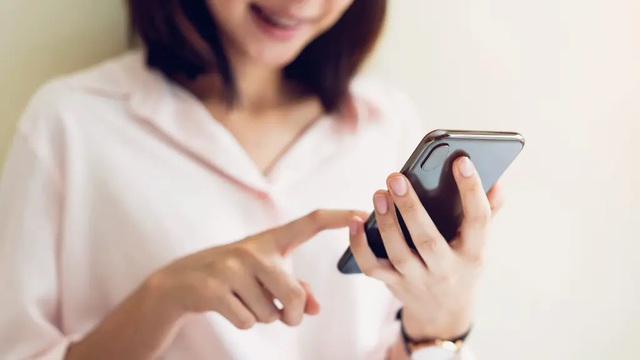 Tranh cãi hiện tượng cầm iPhone quá nhiều khiến ngón tay út biến dạng: Kiểm tra ngay xem bạn có bị không?- Ảnh 2. Tranh cãi hiện tượng cầm iPhone quá nhiều khiến ngón tay út biến dạng: Kiểm tra ngay xem bạn có bị không?- Ảnh 2.