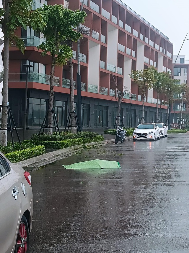 Video: Nam sinh lớp 8 ngã xuống đường tử vong sau cú ôm cua, bạn đi cùng vội lấy xe rời khỏi hiện trường- Ảnh 1.