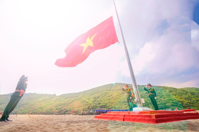 Xúc động lễ thượng cờ Tổ quốc tại Giải Tiền Phong Marathon 2024- Ảnh 1. Xúc động lễ thượng cờ Tổ quốc tại Giải Tiền Phong Marathon 2024- Ảnh 1.