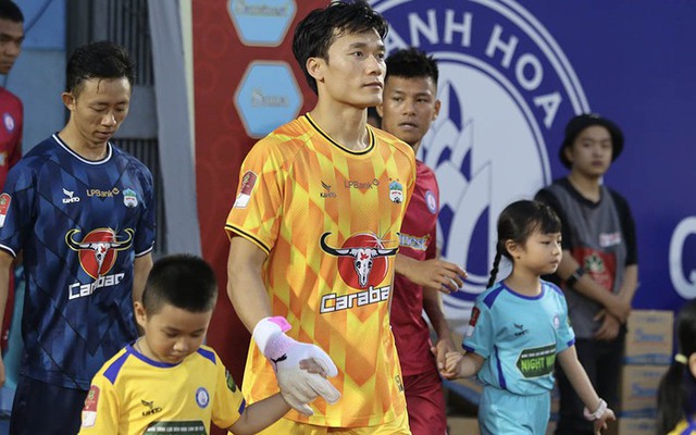 Bùi Tiến Dũng xuất sắc trong màu áo HAGL, song ngoại binh phố Núi lại ném đi chiến thắng- Ảnh 1.