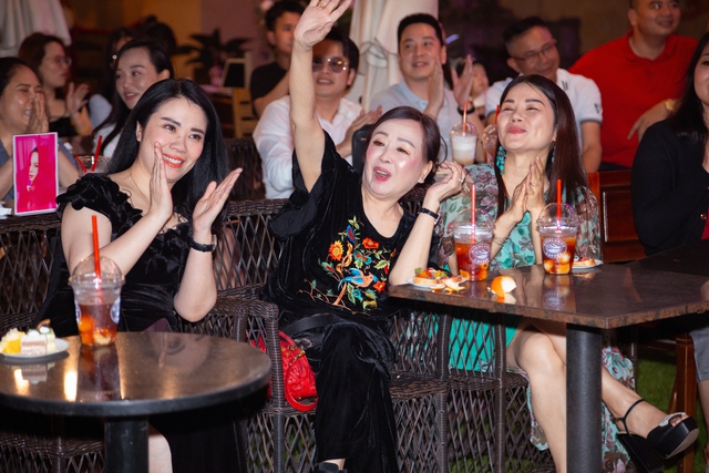 Đại úy, ca sĩ Hồng Duyên gây bất ngờ khi hát nhạc Phạm Duy- Ảnh 6. Đại úy, ca sĩ Hồng Duyên gây bất ngờ khi hát nhạc Phạm Duy- Ảnh 6.
