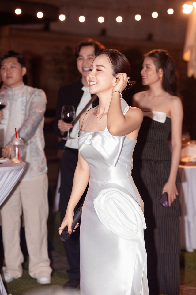 Đại úy, ca sĩ Hồng Duyên gây bất ngờ khi hát nhạc Phạm Duy- Ảnh 1. Đại úy, ca sĩ Hồng Duyên gây bất ngờ khi hát nhạc Phạm Duy- Ảnh 1.