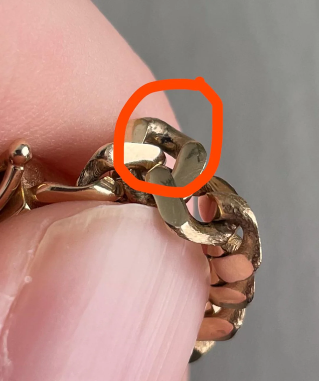 Lắc vàng đột nhiên đổi màu, anh chàng tưởng mình mua phải vàng giả rồi sững sờ khi biết lý do- Ảnh 1. Lắc vàng đột nhiên đổi màu, anh chàng tưởng mình mua phải vàng giả rồi sững sờ khi biết lý do- Ảnh 1.
